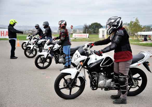 Motosiklet seven annelere; Yamaha sürüş eğitimi