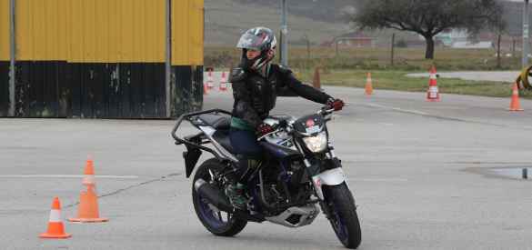 Motosiklet seven annelere; Yamaha sürüş eğitimi